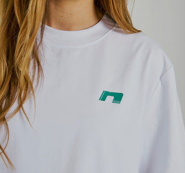 Relaxed white t-shirt with green logo